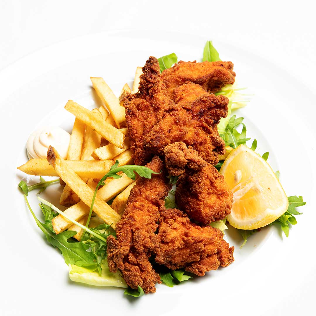 pollo croccante con patate fritte e salsa tzatziki pollo croccante con patate fritte e salsa tzatziki