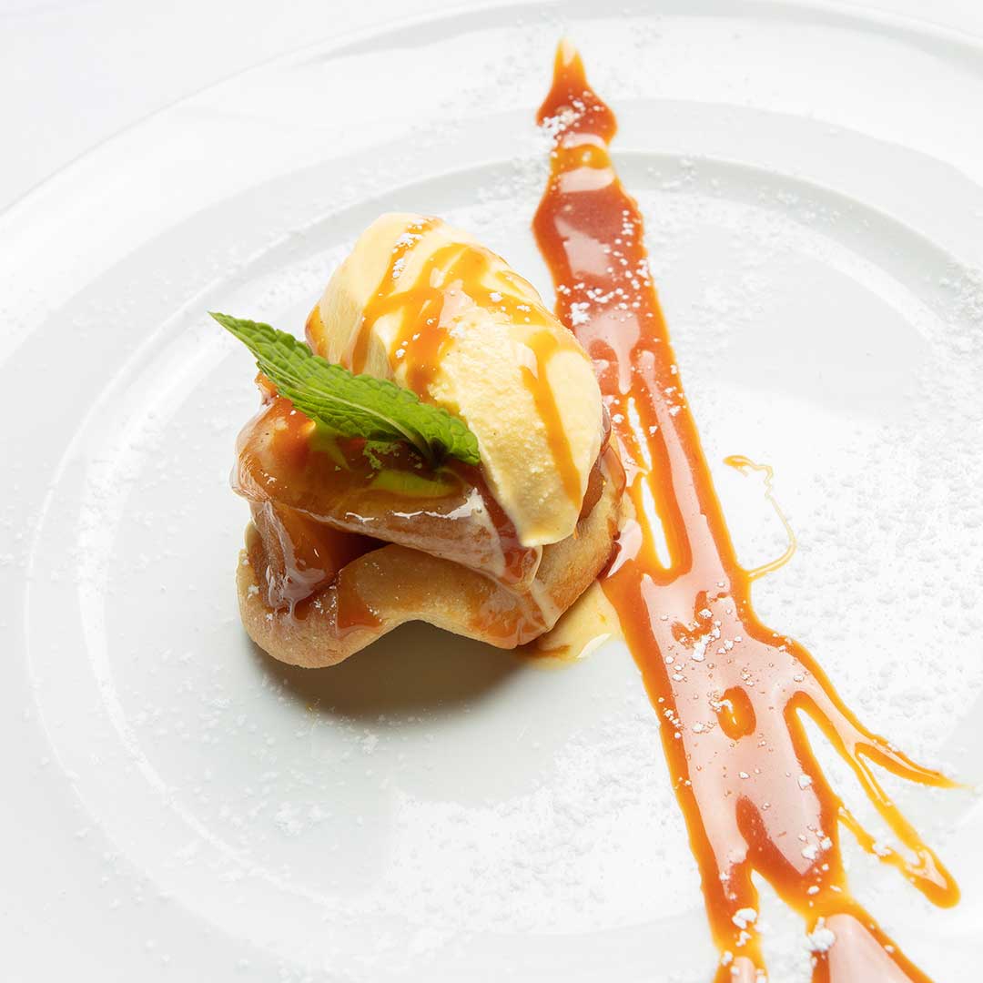 tarte tatin di mele con gelato alla crema e caramello salato tarte tatin di mele con gelato alla crema e caramello salato